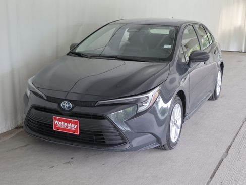 Used 2025 Toyota Corolla LE w/ LE Premium Package FWD image 23