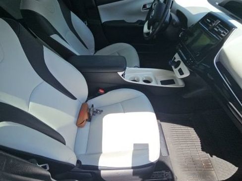 Used 2017 Toyota Prius Three Touring FWD image 11
