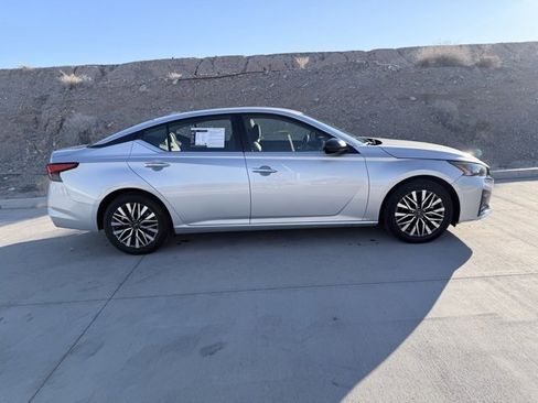 Used 2024 Nissan Altima 2.5 SV image 4
