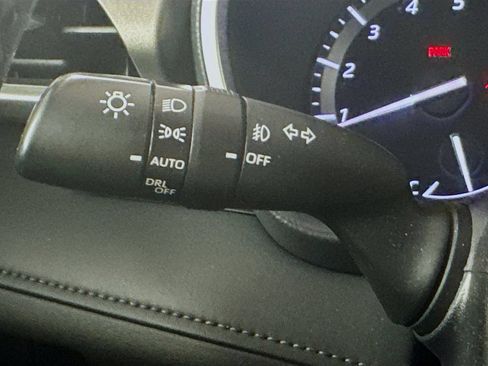 Used 2020 Toyota Highlander XLE AWD/4WD image 12