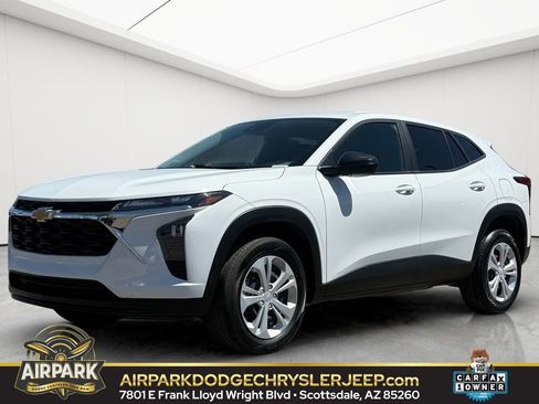 Used 2025 Chevrolet Trax LS FWD image 1