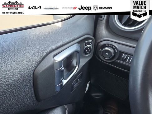 Used 2018 Jeep Wrangler Unlimited Sahara AWD/4WD image 16