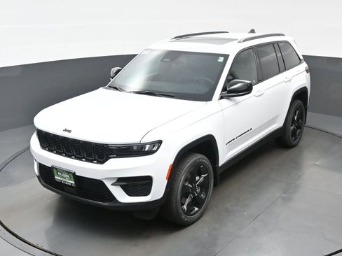 New 2025 Jeep Grand Cherokee Altitude AWD/4WD image 18