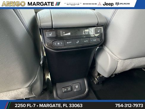 Used 2024 Toyota Highlander Platinum FWD image 13