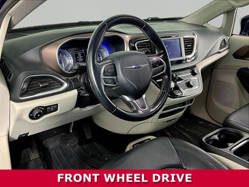 Used 2018 Chrysler Pacifica Touring-L FWD image 16