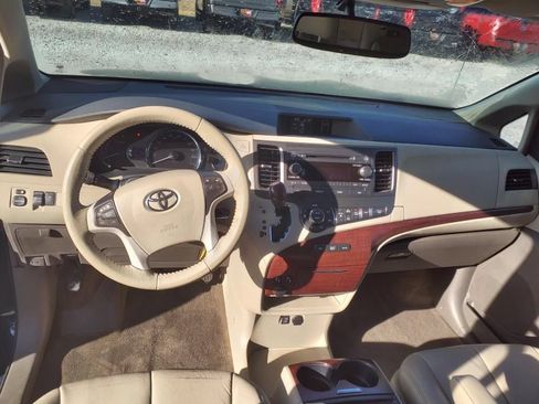 Used 2012 Toyota Sienna XLE FWD image 11