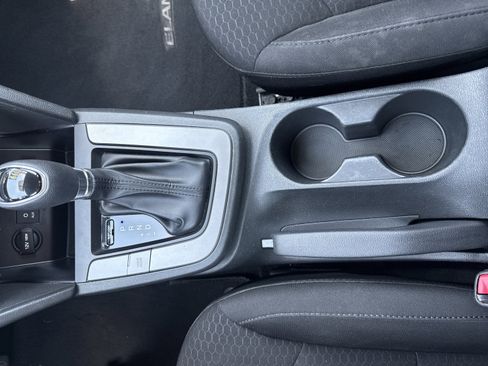Used 2019 Hyundai Elantra SE w/ Winter Weather Package FWD image 19
