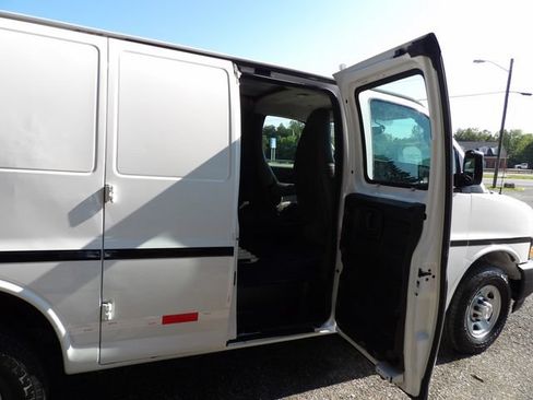 Used 2018 Chevrolet Express 2500 w/ Driver Convenience Package RWD image 15