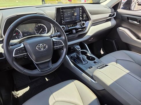 Used 2022 Toyota Highlander XLE FWD image 8