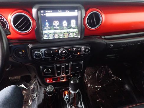 Used 2018 Jeep Wrangler Unlimited Rubicon w/ Dual Top Group AWD/4WD image 28