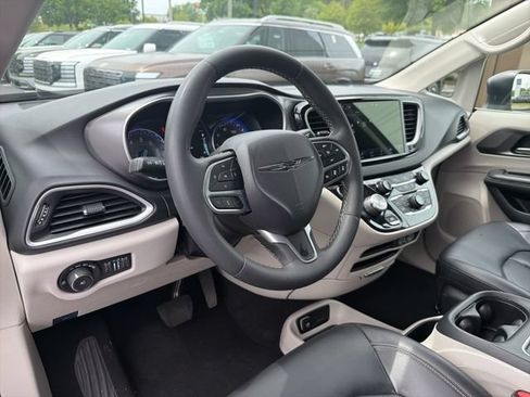 Used 2023 Chrysler Pacifica Touring-L FWD image 9