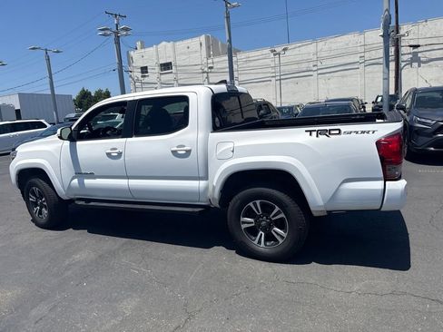 Used 2017 Toyota Tacoma 2WD Double Cab image 9