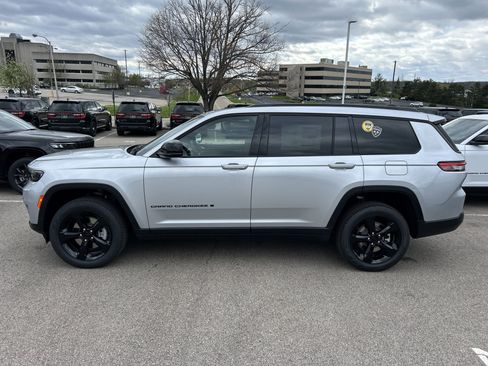 New 2025 Jeep Grand Cherokee L Limited w/ Black Appearance Package image 5