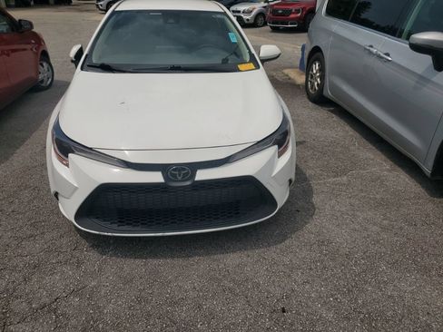Used 2021 Toyota Corolla LE w/ LE Convenience Package FWD image 3