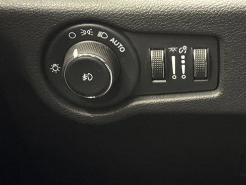 Used 2022 Chrysler Pacifica Limited w/ Uconnect Theater Family Group image 26