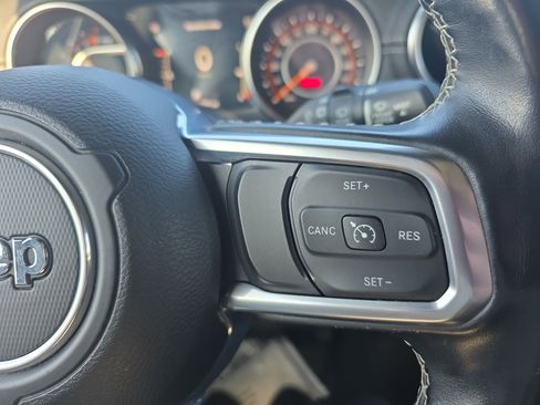 Used 2020 Jeep Wrangler Unlimited Sahara image 32