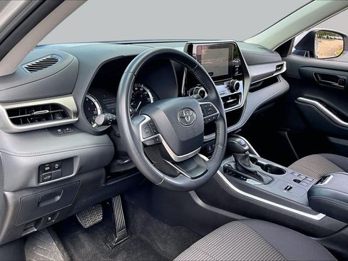 Used 2025 Toyota Highlander XLE FWD image 17