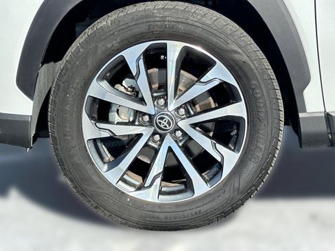 Used 2022 Toyota Corolla Cross XLE image 11