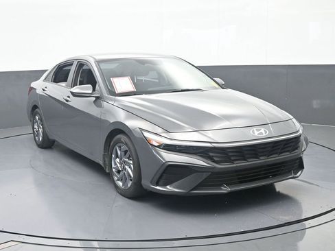 Used 2024 Hyundai Elantra SEL FWD image 9