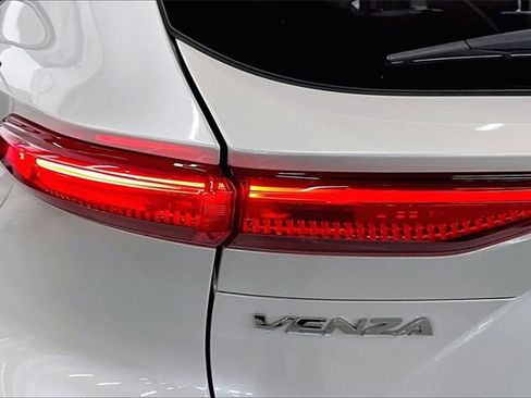 Used 2023 Toyota Venza Limited image 22