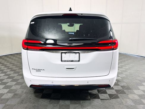 Used 2025 Chrysler Pacifica Select FWD image 4