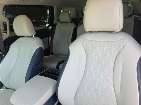 Certified 2025 Kia Carnival EX FWD image 23