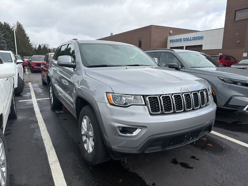 Used 2021 Jeep Grand Cherokee Laredo image 4
