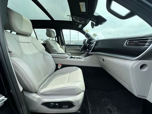 Used 2025 Jeep Wagoneer 4WD w/ Premium Group I image 28