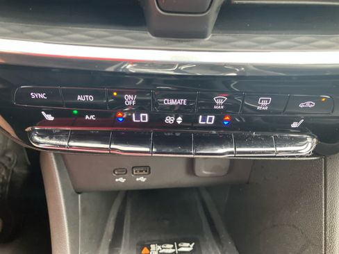 Used 2025 Buick Encore GX Avenir w/ Avenir Technology Package FWD image 24