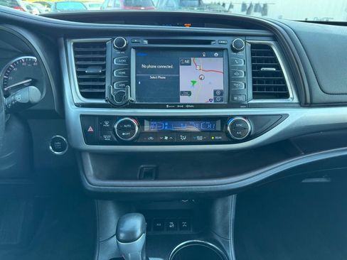 Used 2017 Toyota Highlander XLE AWD/4WD image 2