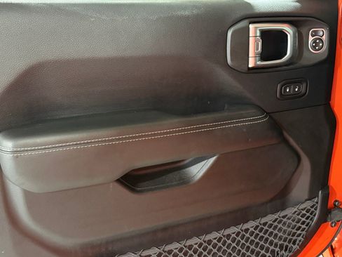 Used 2018 Jeep Wrangler Unlimited Sahara image 12