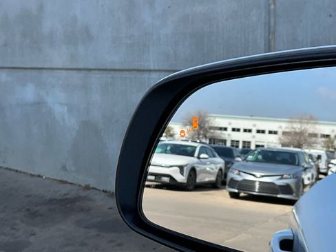 Used 2025 Hyundai Venue SEL image 20