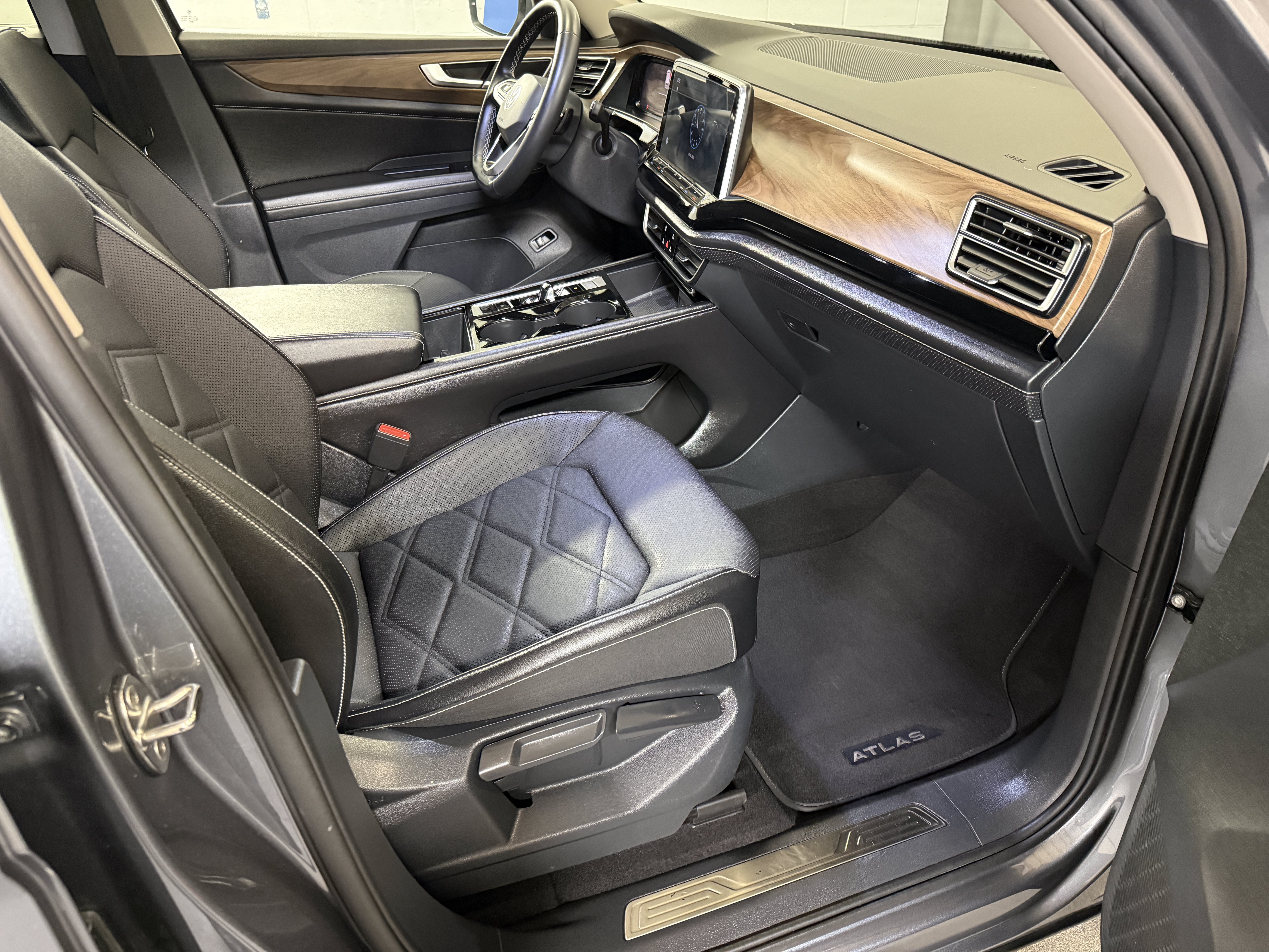 Certified 2024 Volkswagen Atlas SE w/ Black Wheel Package AWD/4WD image 34