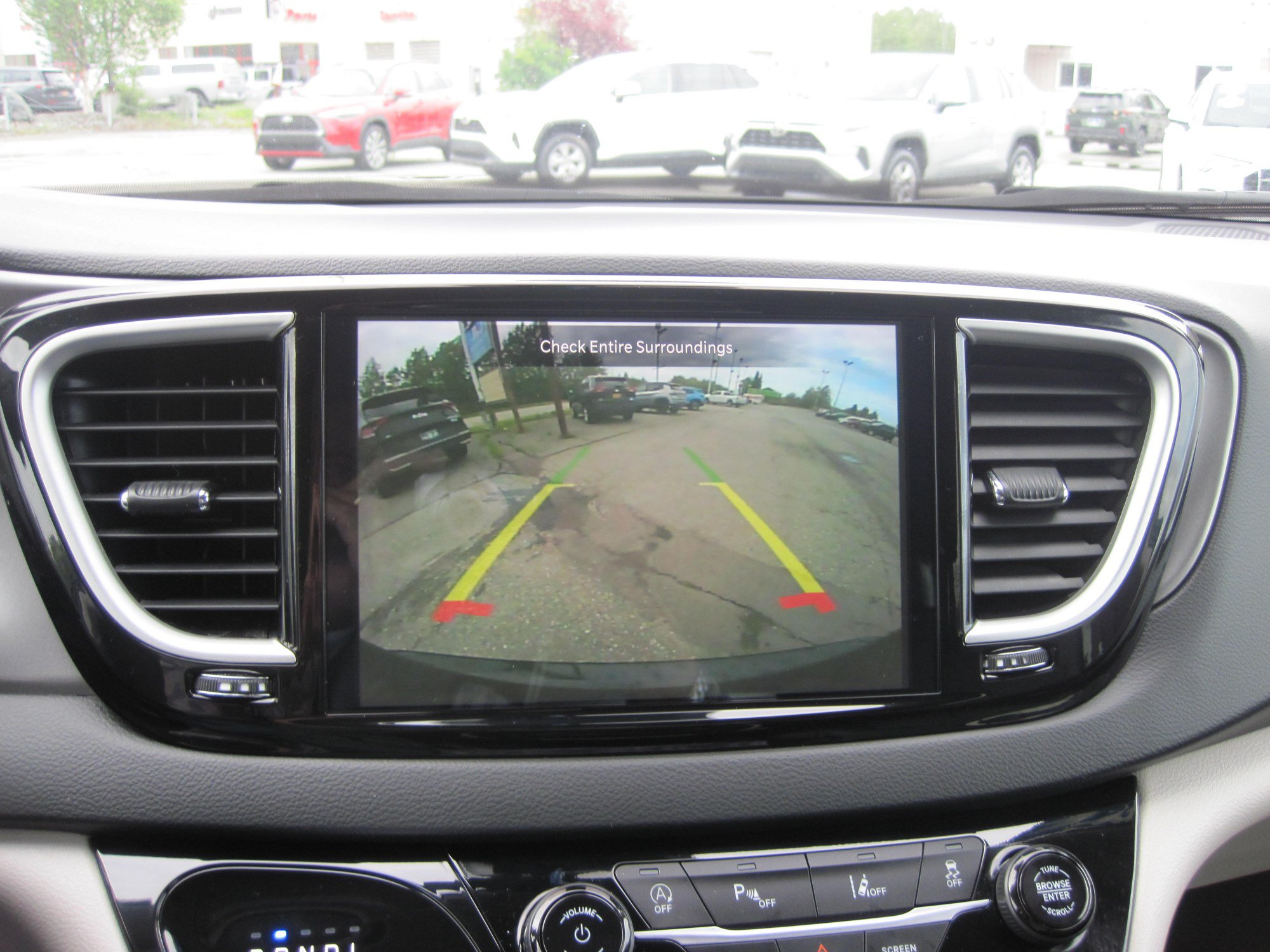 Used 2024 Chrysler Pacifica Touring-L FWD image 18
