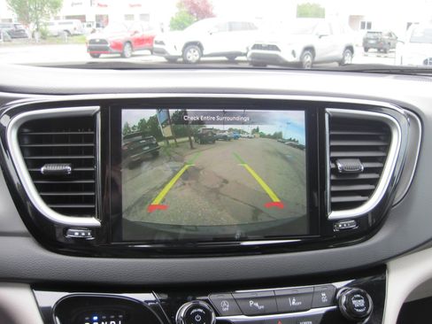 Used 2024 Chrysler Pacifica Touring-L FWD image 18