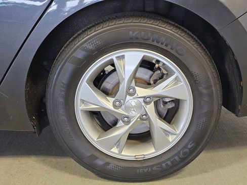Used 2022 Hyundai Elantra SE image 11