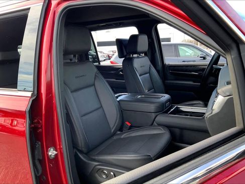 Used 2024 GMC Yukon XL Denali w/ Advanced Technology Package image 8