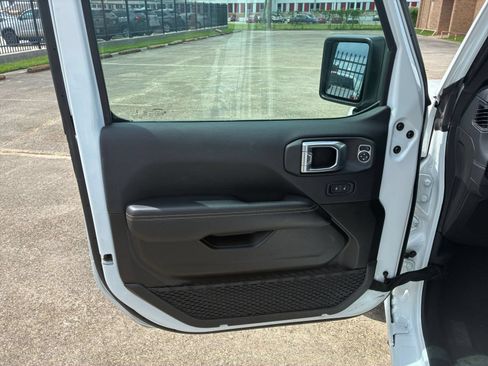 Used 2025 Jeep Wrangler Unlimited Sahara AWD/4WD image 18