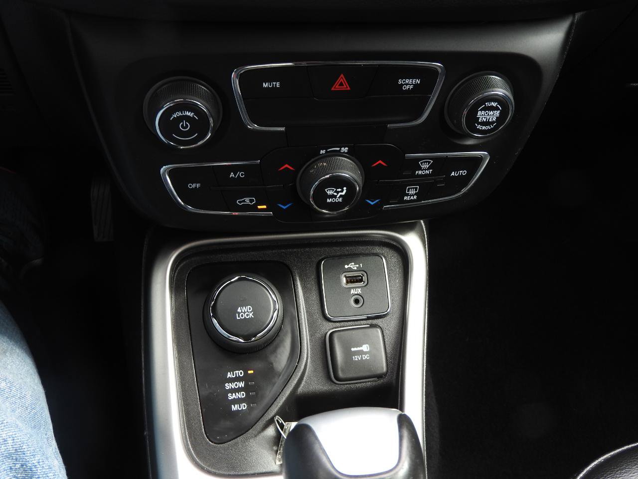 Used 2020 Jeep Compass Latitude w/ Cold Weather Group AWD/4WD image 12