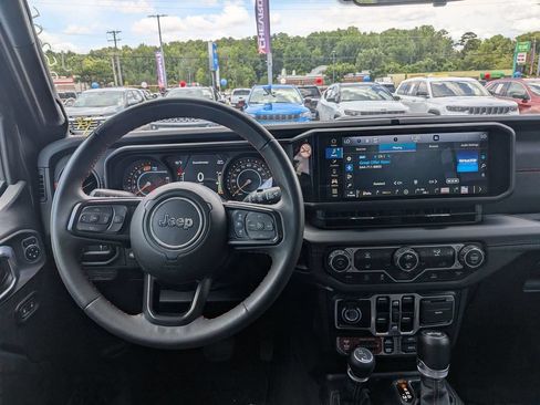 Used 2024 Jeep Wrangler Unlimited Rubicon AWD/4WD image 17