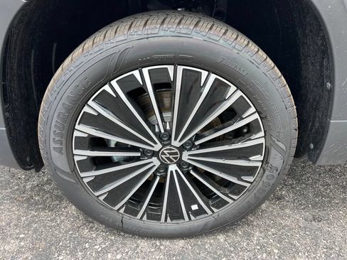 New 2026 Volkswagen Taos SE FWD image 7