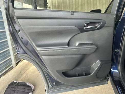 Used 2020 Toyota Highlander XLE FWD image 28