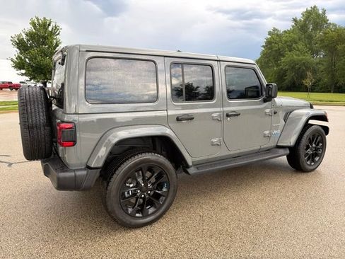 Used 2022 Jeep Wrangler Unlimited Sahara AWD/4WD image 3