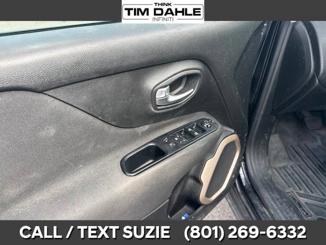 Used 2017 Jeep Renegade Latitude FWD image 9