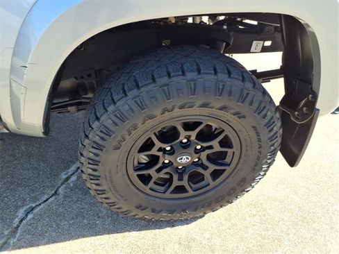 Used 2022 Toyota Tacoma TRD Sport image 19