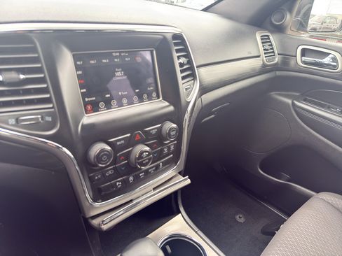 Used 2021 Jeep Grand Cherokee Laredo w/ Security & Convenience Group AWD/4WD image 21