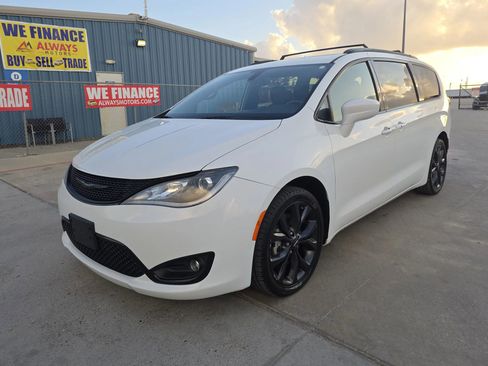 Used 2019 Chrysler Pacifica Touring-L Plus w/ S Appearance Package image 3