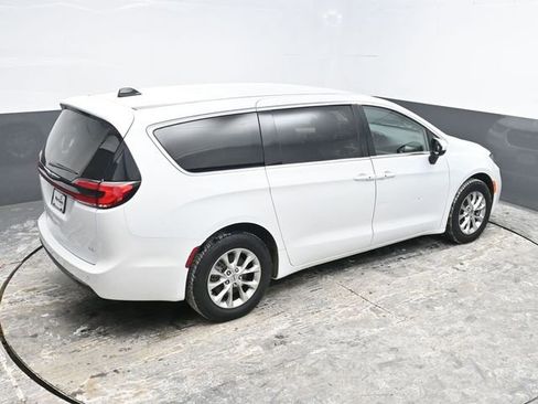 Used 2023 Chrysler Pacifica Touring-L image 27