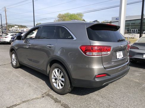 Used 2017 Kia Sorento LX w/ LX Convenience Package image 3