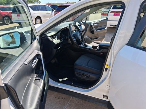 Used 2021 Toyota RAV4 XLE AWD/4WD image 17